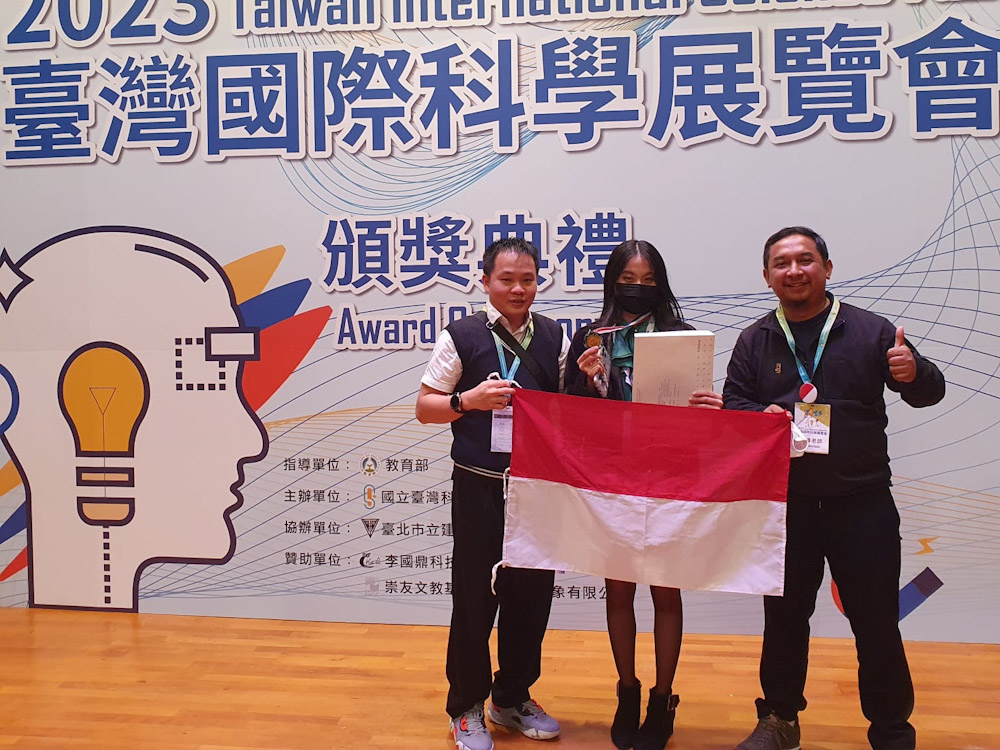 Nathania (tengah) membawa medali emas usia menjuarai Taiwan International Science Fair (TIFS) 2023 (Foto / Istimewa)