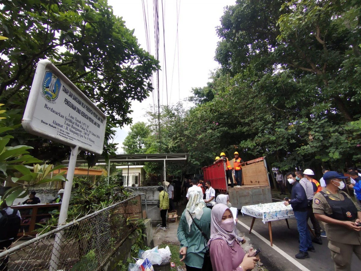 Petugas mengosongkan paksa rumah dokter di Malang (Foto / istimewa)