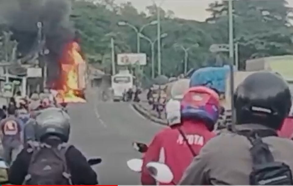  truk boks ekspedisi yang mengangkut paket barang terbakar di Jalan Raya Surabaya-Malang, tepatnya Desa Kertosari, Kecamatan Purwosari,  Kabupaten Pasuruan, pada Kamis pagi, 16 Februari 2023/metrotv