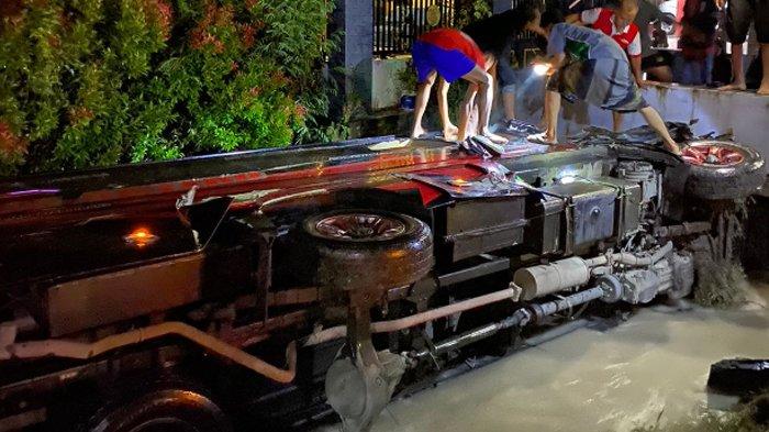 Mobil rombongan wisata masuk sungai di Ponorogo (Foto / Istimewa)