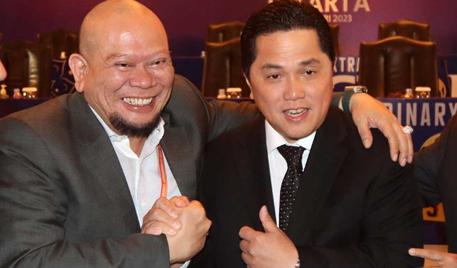 Erick Thohir (kanan) mengungguli Ka Nyalla Matalitti (kiri) dalam pemungutan suara pemilihan Ketua Umum PSSI 2023 -- 2027. (Foto: MI/Adam Dwi)