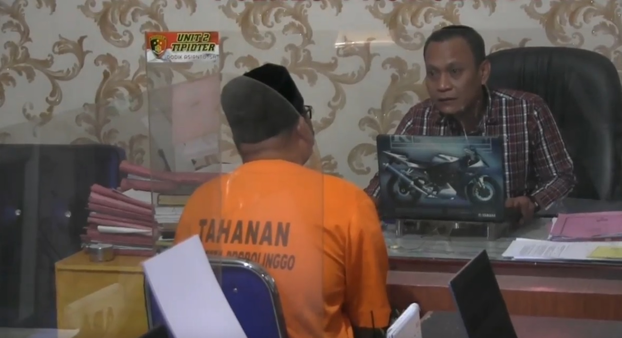 Dedik Riyawan saat menjalani pemeriksaan di Mapolres Probolinggo (Foto / Metro TV)