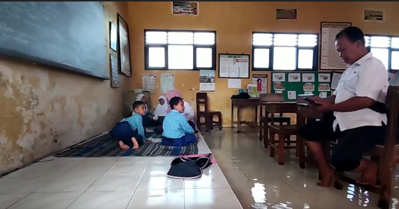 Pelajar  SDN 1 Sidomulyo terpaksa menggelar tikar saat belajar lantaran dikepung banjir (Foto / Metro TV)