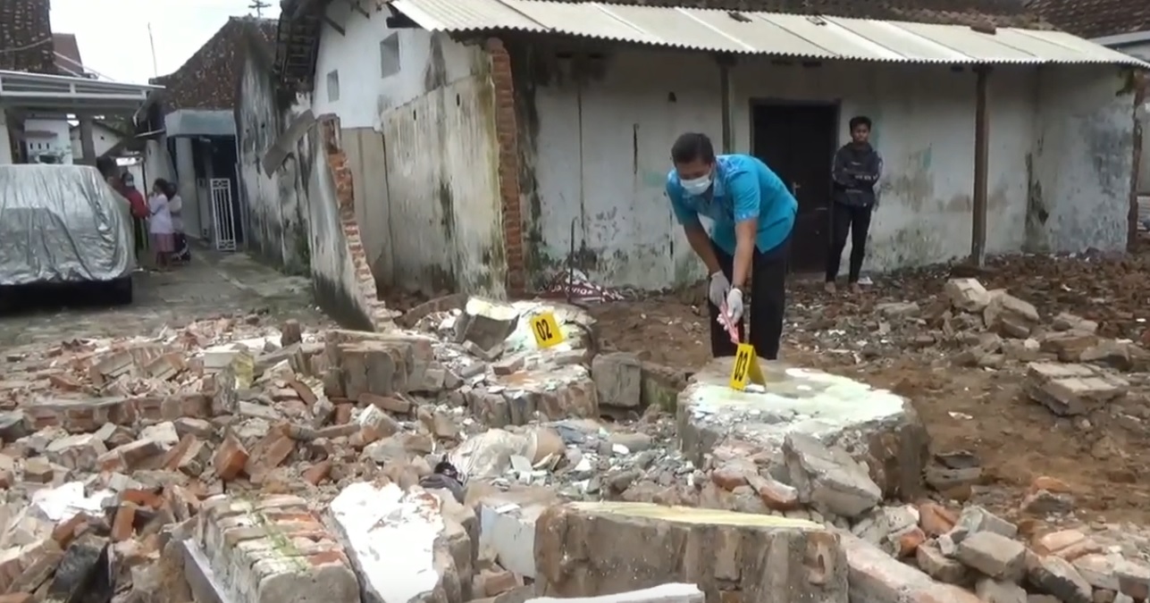 Polisi melakukan olah TKP di reruntuhan tembok rumah yang menewaskan korban (Foto / Metro TV)