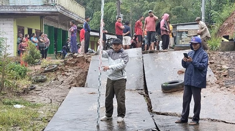 Kondisi jalan ambles Ponorogo membuat jalur lumpuh (Foto / Antara)