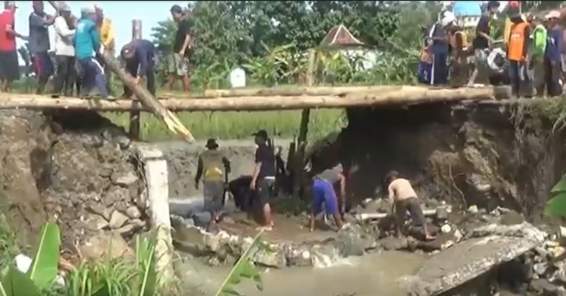 Jembatan Alternatif Penghubung Jombang-Lamongan Putus, Warga Satu Desa Terisolir