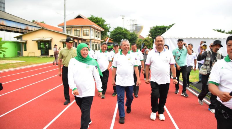 Gubernur Jatim Khofifah Indar Parawansa saat meninjau Lapangan KONI Jatim/ist