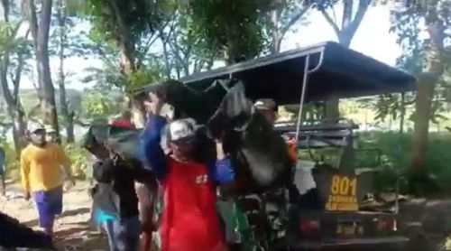 Jasad korban dievakuasi petugas dan warga/metrotv