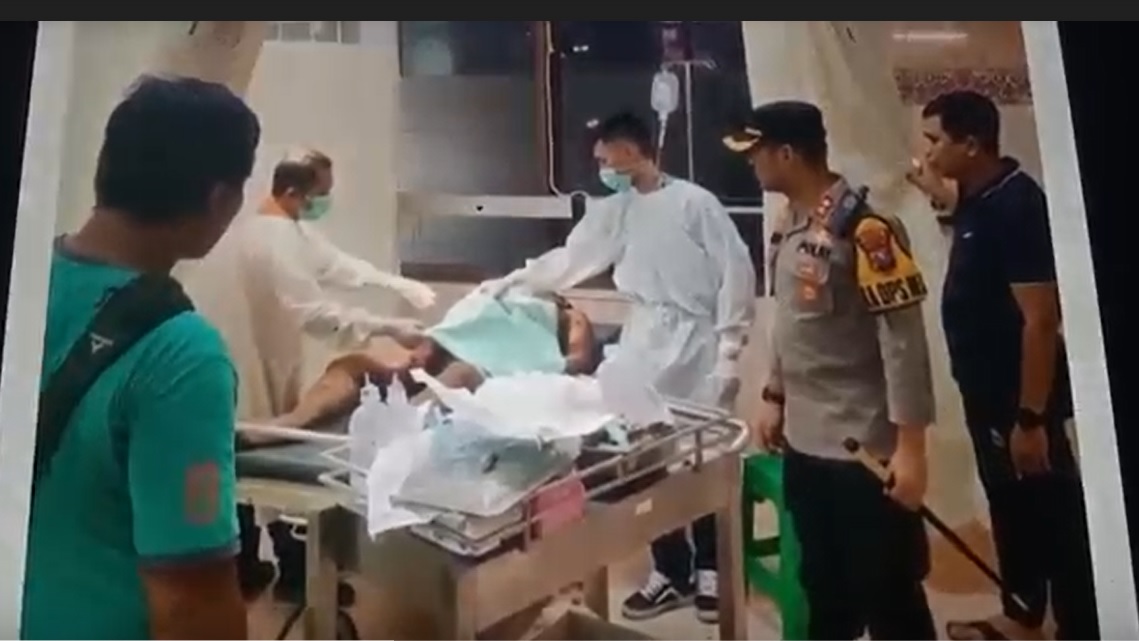 Korban ledekan bondet saat mendapat perawatan medis di Pasuruan/metrotv