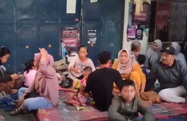 Puluhan korban ledakan bubuk petasan di Blitar tidur di teras rumah (Foto / Istimewa)