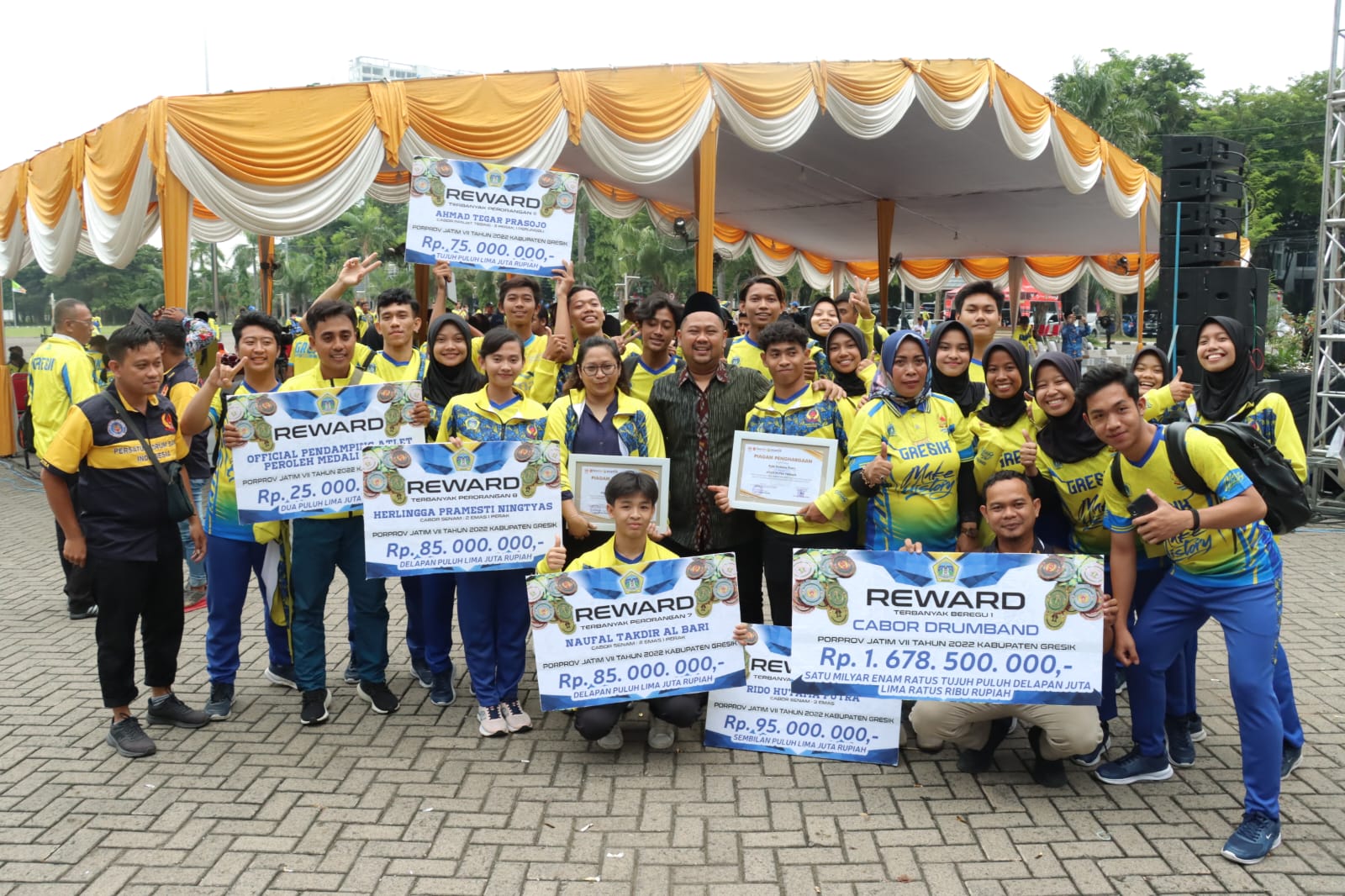 Bupati Gresik, Fandi Ahmad Yani saat memberikan bonus kepada atlet berprestasi dalam ajang Porprov VII 2022 (Huda / Metro TV)