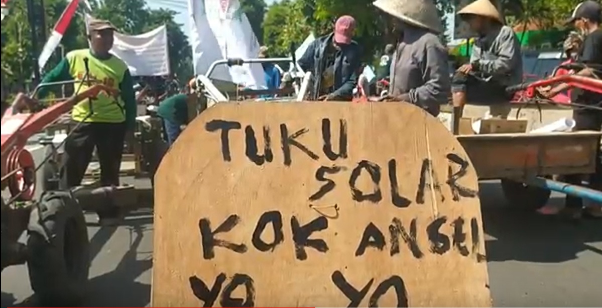 Petani Jombang Demo Kantor Pemkab Bawa Traktor