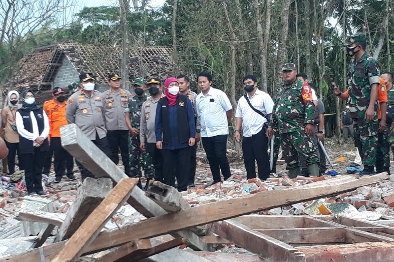 apolda Jatim Irjen Pol Toni Harmanto dengan Gubernur Jatim Khofifah Indar Parawansa serta Panglima Komando Daerah Militer (Pangdam) V/Brawijaya saat meninjau lokasi ledakan di Dusun Tegalrejo, Desa Karangbendo, Kecamatan Ponggok, Kabupaten Blitar, Jatim