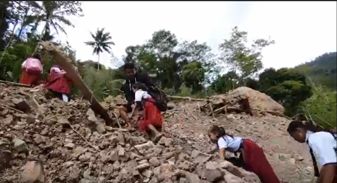 Sejumlah siswa berjalan merayap menyusuri area longsor/metrotv