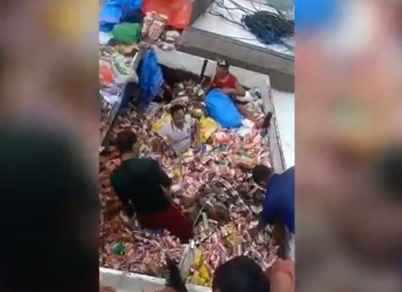 Detik-detik kapal karam  di dekat Pelabuhan Kayu Wari, Kabupaten Sumenep/metrotv 