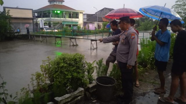 Polisi dan warga di lokasi kejadian bunuh diri/ist 