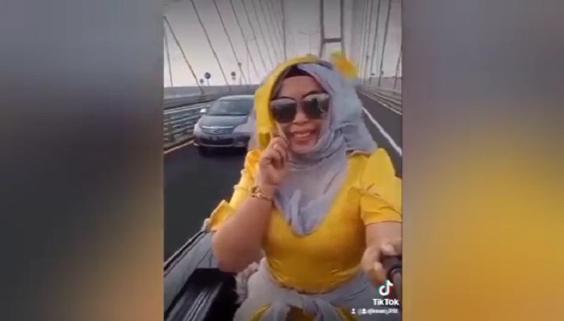 Aksi emak-emak yang ngevlog di Jalur cepat Jembatan Suramadu tak patut ditiru (Foto / Istimewa)