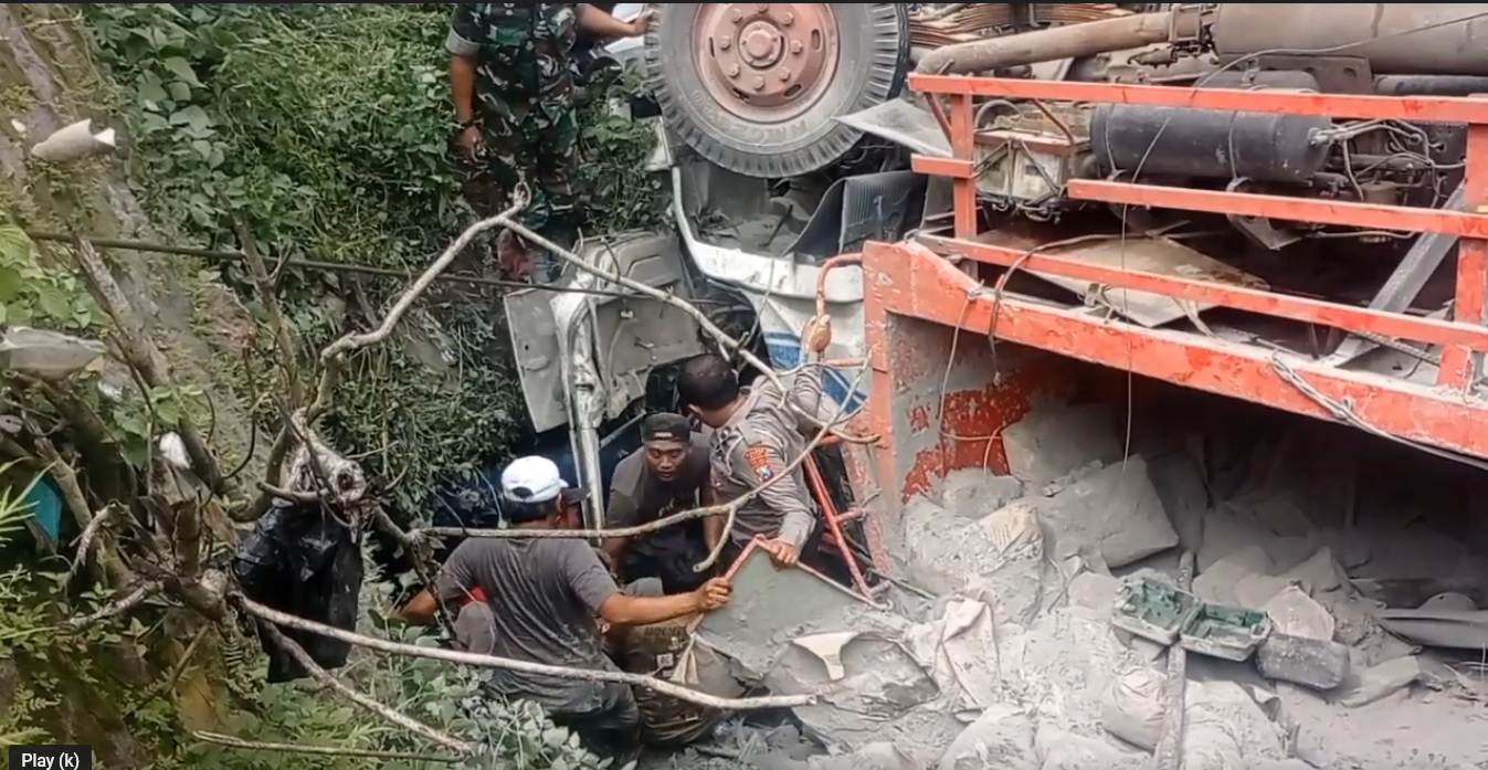 Proses evakuasi pengemudi yang terjepit di kabin truk semen yang masuk sungai (Foto / Metro TV)