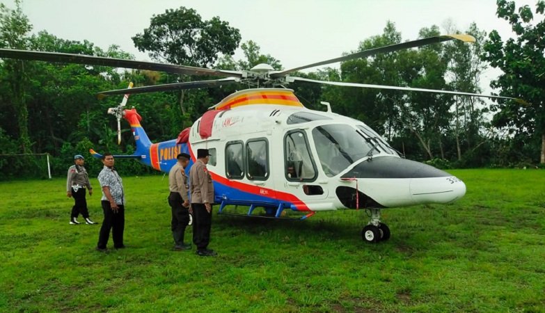 Helikopter yang ditumpangi Kapolda Jatim mendarat darurat di Tulungagung gegara cuaca buruk (Foto / Metro TV)