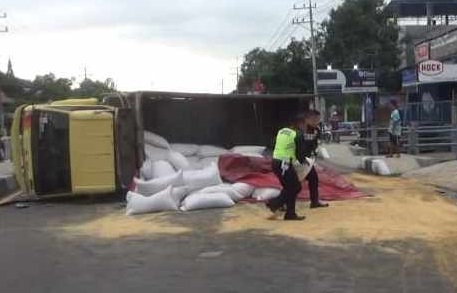 Petugas mengevakuasi muatan truk yang terguling di Jombang (Foto / Istimewa)