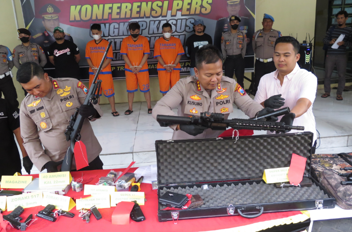 Kapolresta Sidoarjo Kombes Pol Kusumo Wahyu Bintoro membeber senpi ilegal yang dijual belikan para tersangka (Foto / Metro TV)