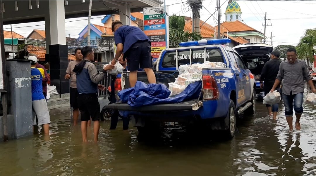 Peduli Korban Banjir, NasDem Gresik Salurkan 1.000 Paket Makanan Siap Saji