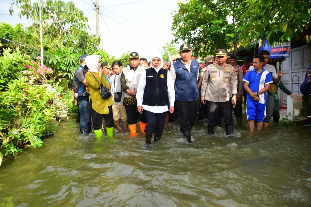 Gubernur Jatim, Khofifah Indar Parawansa, saat meninjau banjir di Kabupaten Lamongan. Dokumentasi/ Humas Pemprov Jatim