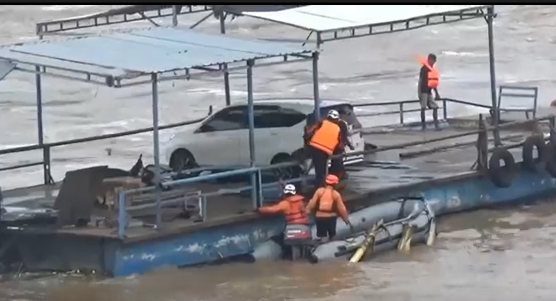 Pusdalops BPBD Kabupaten Jombang yang diterjunkan, kemudian melakukan evakuasi perahu ke pinggir sungai/metrotv