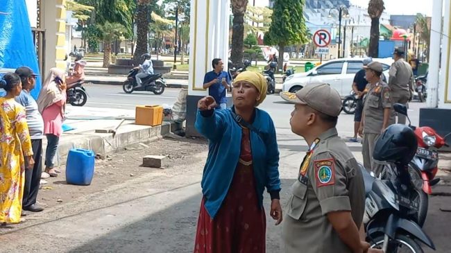 Aksi penertiban PKL di Alun-alun Kota Pasuruan diwarnai protes/ist