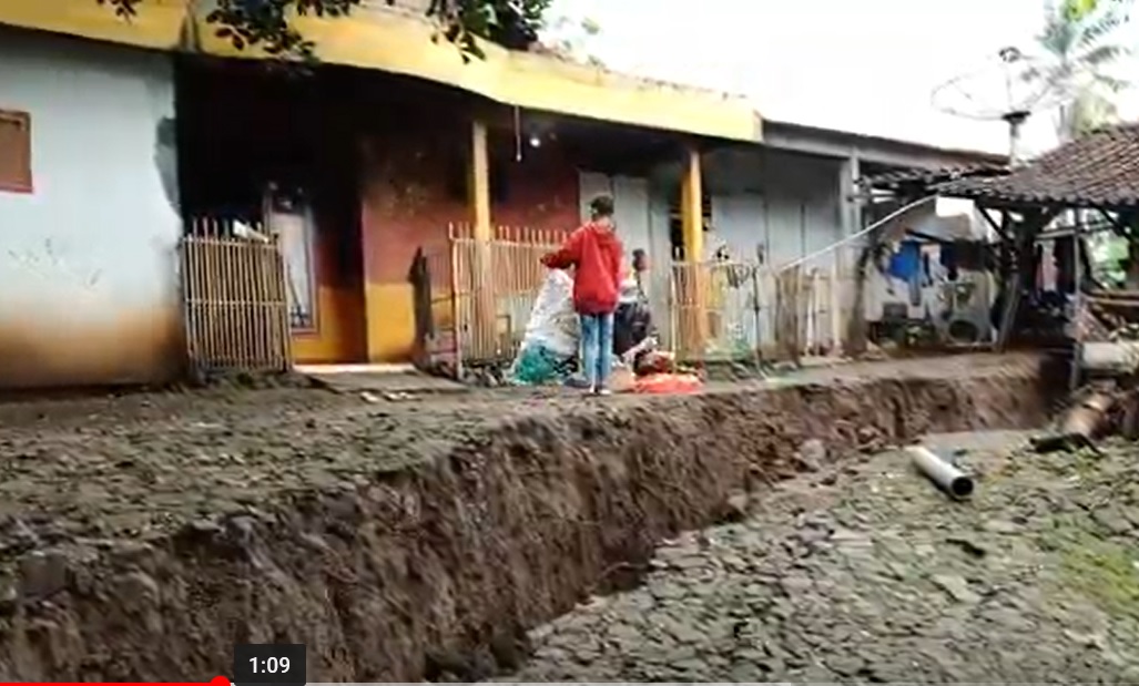  Bencana alam tanah gerak melanda permukiman warga Dusun Sumber, Kecamatan Sawoo, Ponorogo, Jawa Timur/metrotv 