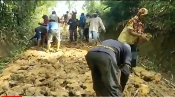 Bosan Jalan Berlumpur, Wara Desa Terpencil di Sumenep Cari Sumbangan Hingga Malaysia