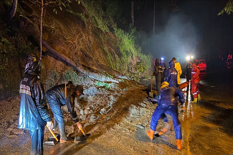 Petugas melakukan pembersihan jalan yang terdampak longsor di Kecamatan Ngantang dan Kecamatan Pujon, Kabupaten Malang, Jawa Timur.