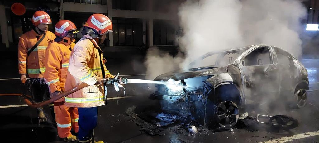 Petugas Damkar Gresik memadamkan api yang membakar dua kendaraan di Driyorejo, Gresik (Foto / Istimewa)