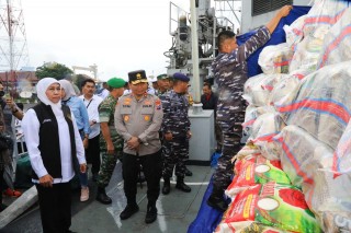 Gubernur Jawa Timur Khofifah Indar Parawansa melepas bantuan logistik untuk masyarakat di Pulau Masalembu, Kabupaten Sumenep. (Dok: Humas Pemprov Jatim)