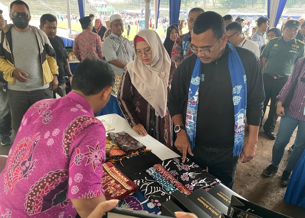 Stafsus III Kementerian BUMN, Arya Sinulingga bersama Wakil Bupati Gresik Aminatun Habibah saat melihat salah satu produk UMKM di Gresik (Foto / Clicks.id)