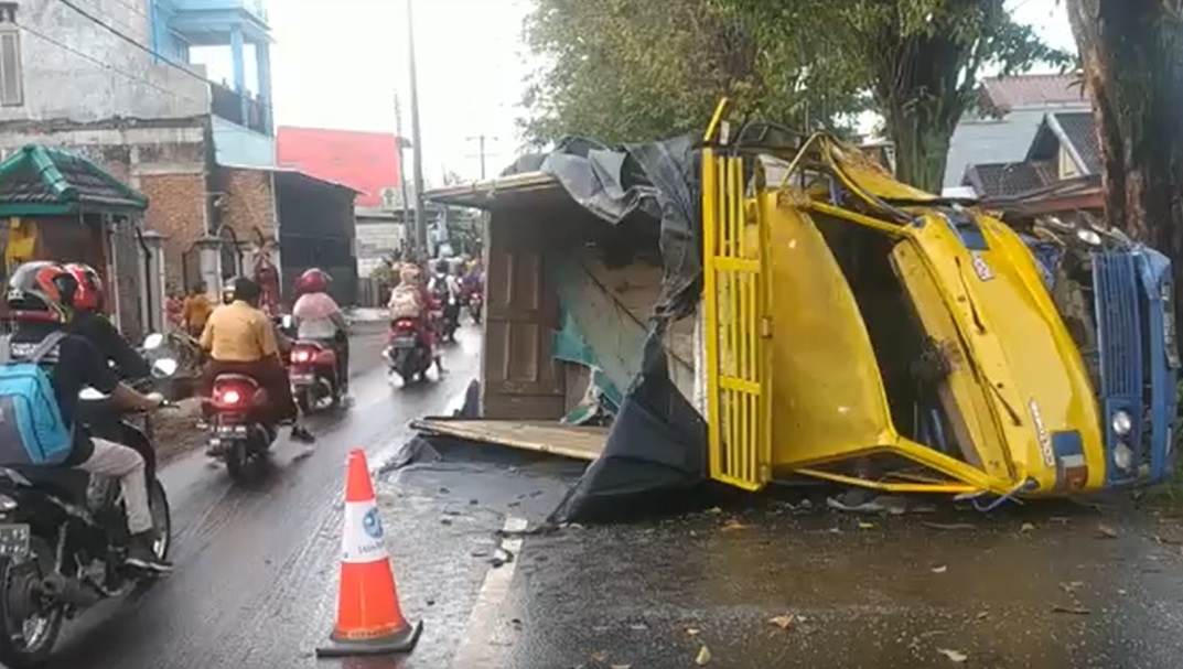 Sopir Ngantuk, Truk Muatan Beras 5 Ton Terguling Hantam Pohon