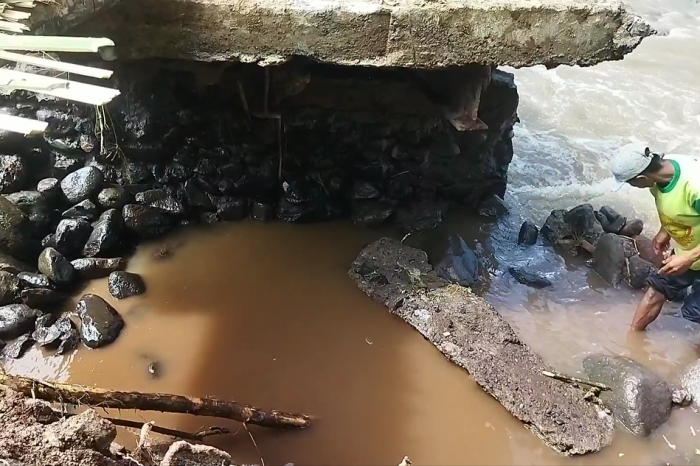 Jembatan Putus DIterjang Banjir, Ratusan Warga Probolinggo Terisolasi