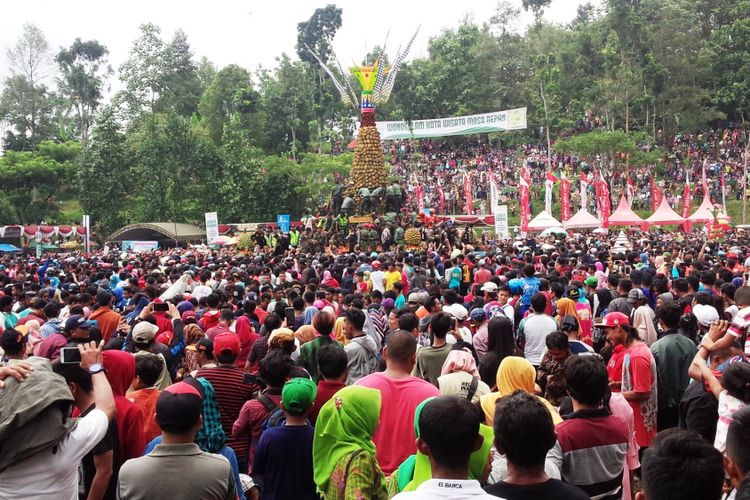 Ribuan Warga Berebut Gunungan Durian di Jombang, 3 Pingsan
