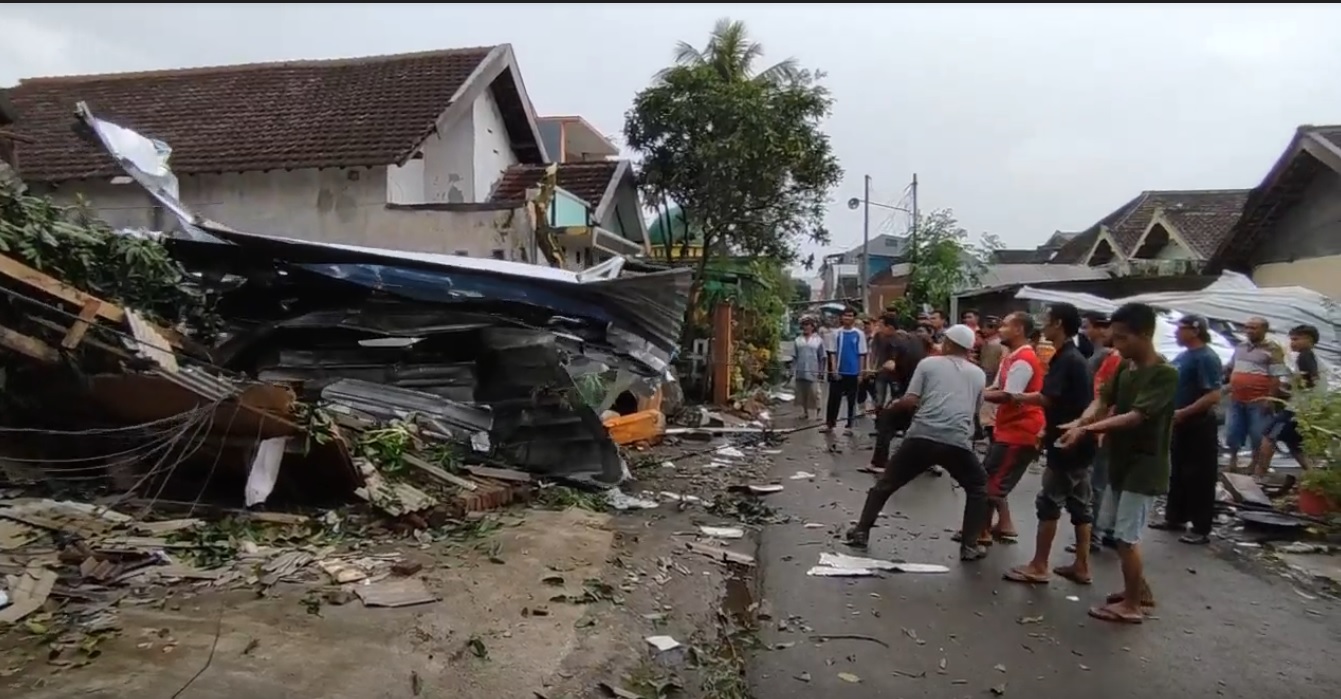 Puting beliung terjang ratusan rumah warga di Madiun (Foto / Istimewa)