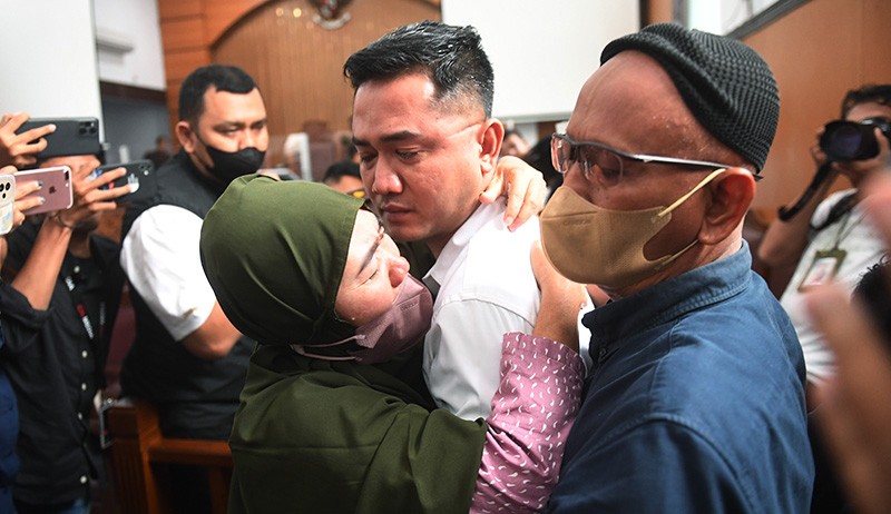 Irfan Widyanto dipeluk orang tuanya usai pembacaan vonis (Foto / Antara)