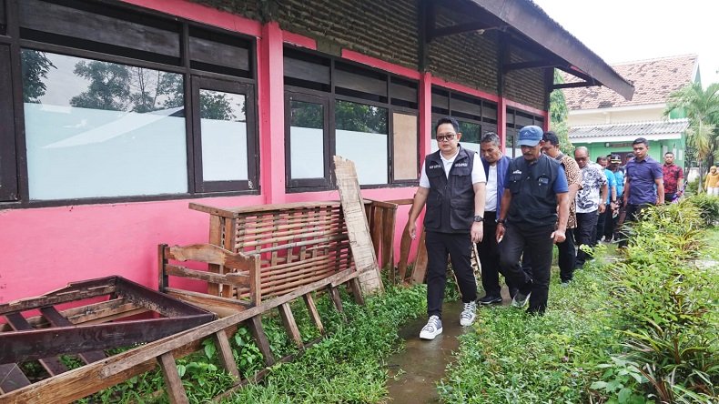Sekdaprov Jatim Adhy Karyono saat meninjau lokasi rencana shelter baru untuk ODGJ di Pasuruan (Foto/Istimewa)