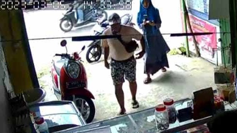 Pelaku percobaan penculikan terekam CCTV saat mengajak korban membeli pulsa (Foto / Istimewa)