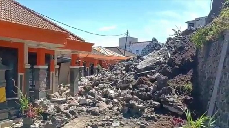 Kondisi material longsor yang menutup rumah warga (Foto/ Metro TV)