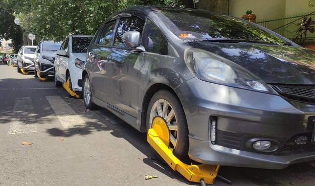 Puluhan mobil digembok petugas Dishub Malang akibat parkir sembarangan (Foto / Istimewa)