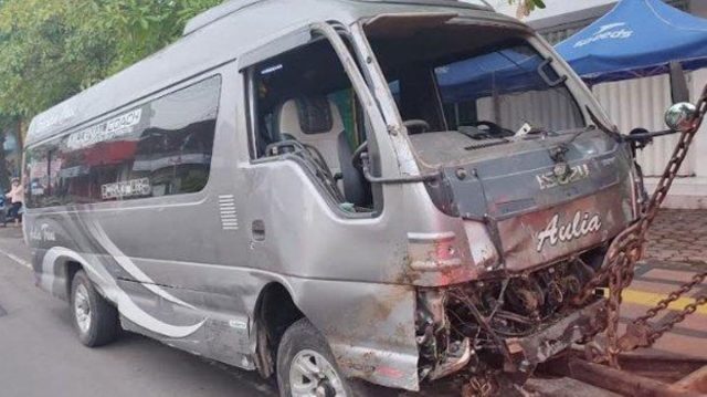 Mobil minibus terperosok setelah dilempar batu oleh orang tak dikenal (Foto / Istimewa)