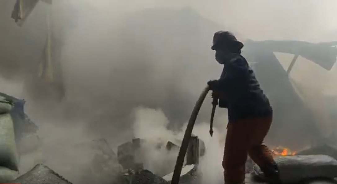 Kebakaran di Pergudangan Tritan Jemundo, Kecamatan Taman, Kabupaten Sidoarjo/metrotv