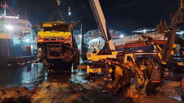 Naik Kapal di Pelabuhan Ketapang, Truk Muat Tepung 45 Ton Tercebur ke Laut