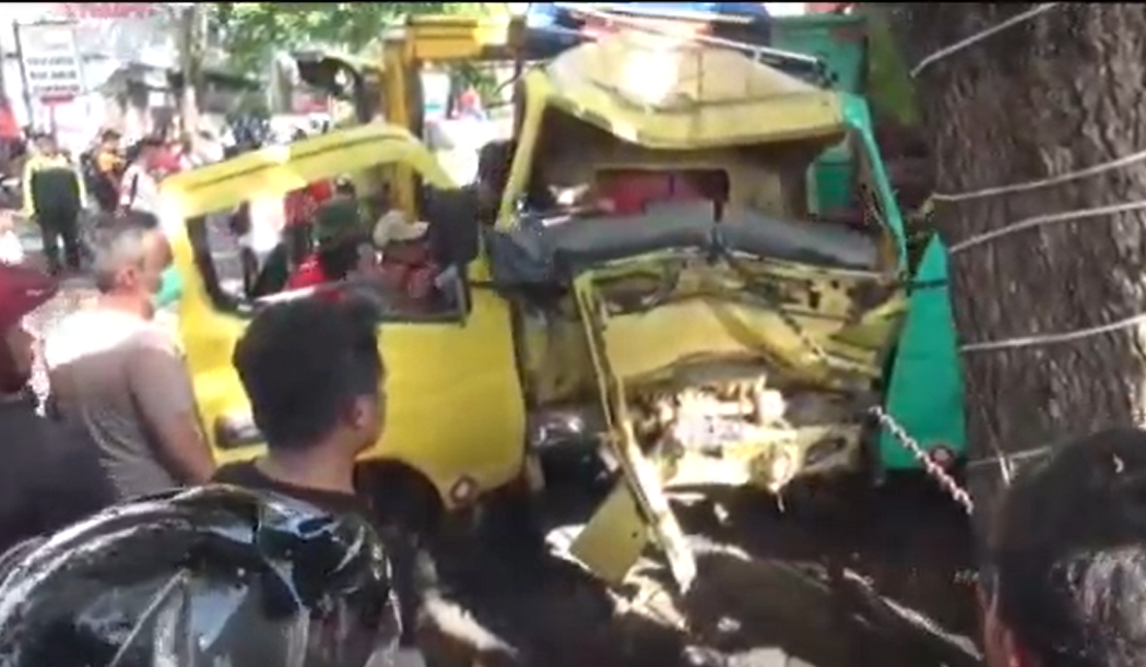 Kondisi truk yang menabrak pohon di Kepanjen, Kabupaten Malang/metrotv