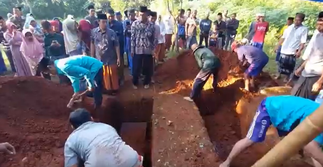 Tangis Haru Pemakaman Ibu dan Anak Korban Depo Plumpang Asal Sumenep