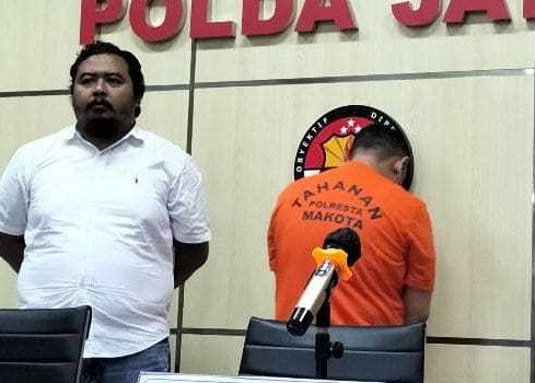 Tersangka Wahyu Kenzo saat dikeler polisi ke tahanan (Foto / Istimewa)